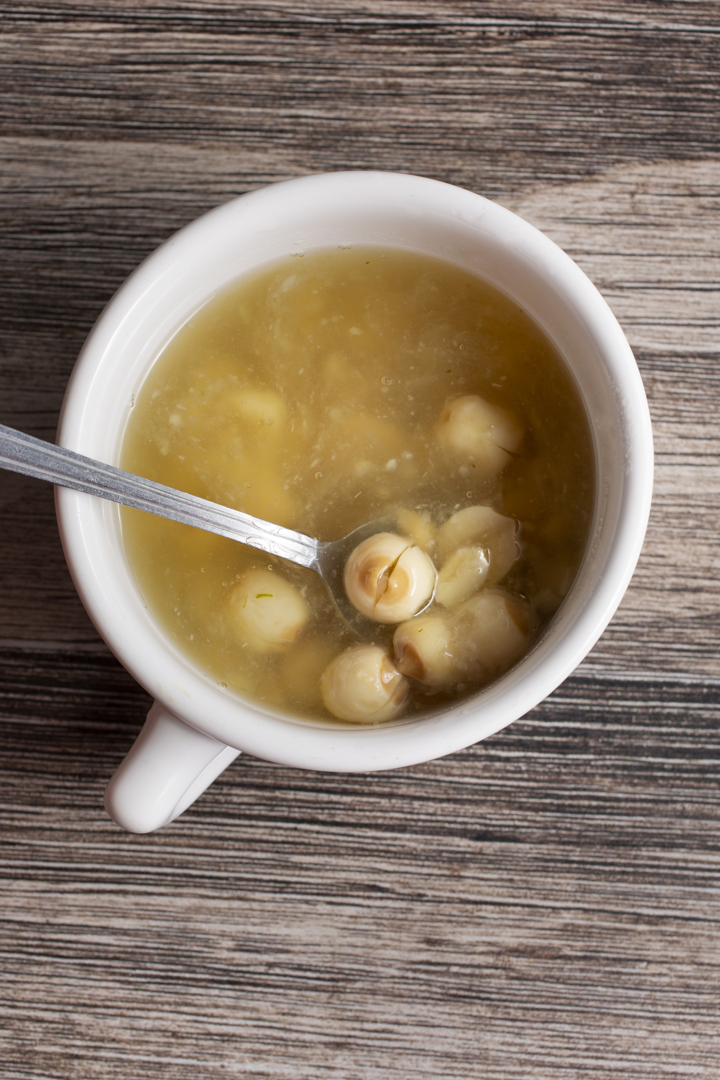 蓮子最佳食用時機是晚上或睡前（以蓮子心助眠）或體虛病後康復期（以蓮子肉補脾益腎），而成人每日建議攝取20至30克乾蓮子，並須注意總糖分攝取。