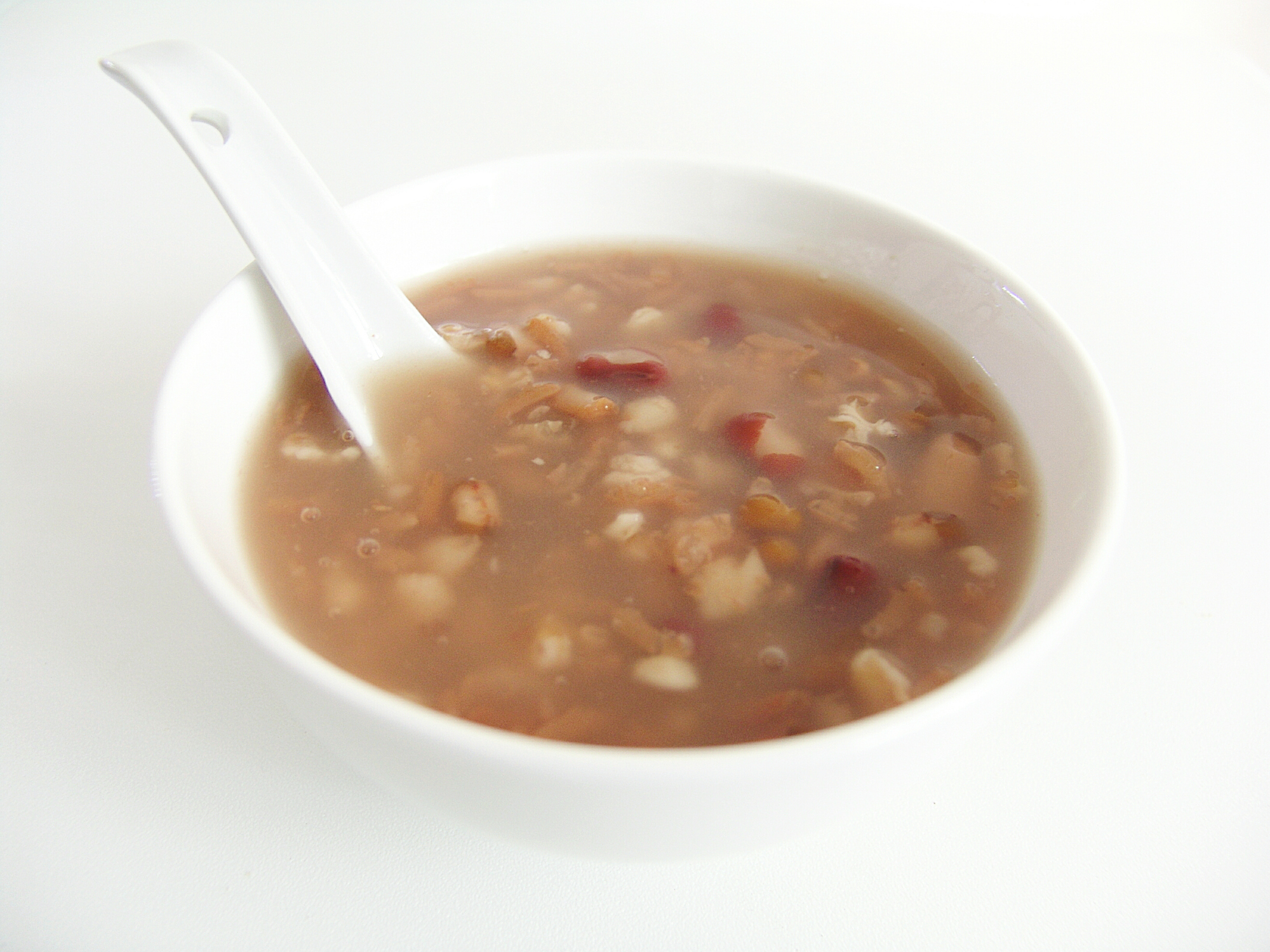 蓮子粥主要功效是健脾益腎，適合脾胃虛弱者調養，做法是將白米、乾蓮子（去芯）一同慢火煮至軟爛。