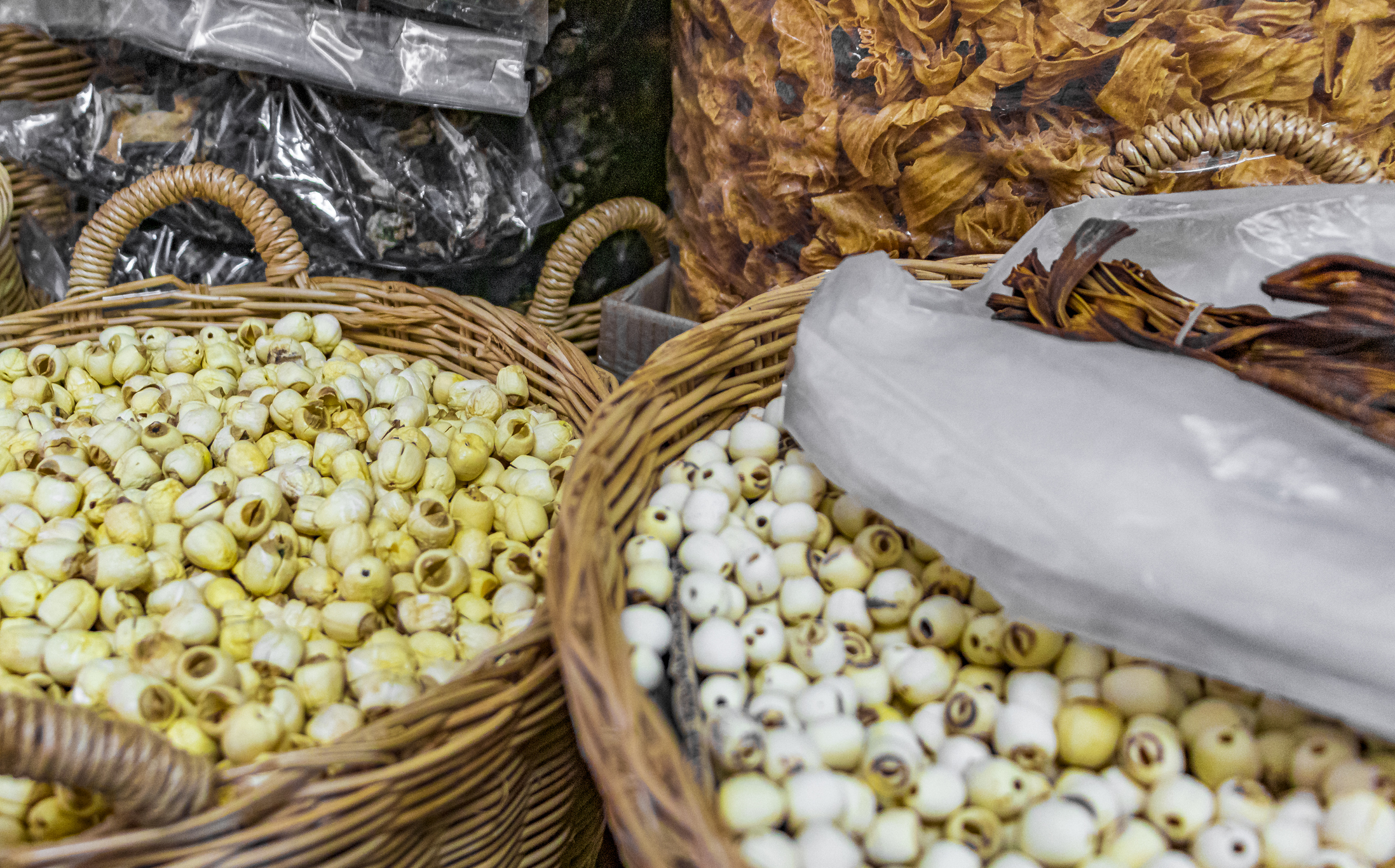 挑選蓮子應觀察外觀完整、色澤自然米黃，觸感乾爽結實不黏手，且帶有清香自然氣味，避免顏色過白或有異味者。