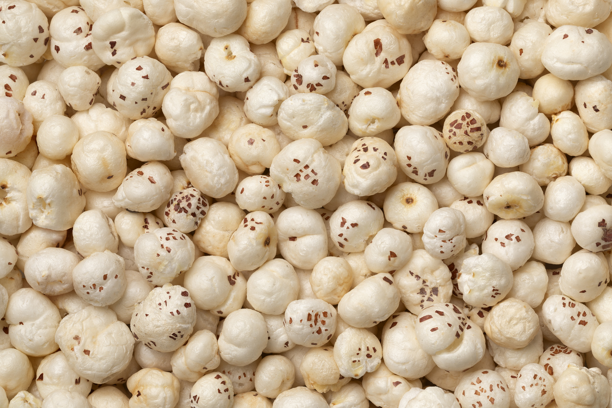 乾蓮子建議浸泡 2 至 4 小時或隔夜，以縮短烹煮時間並煮得更軟爛。