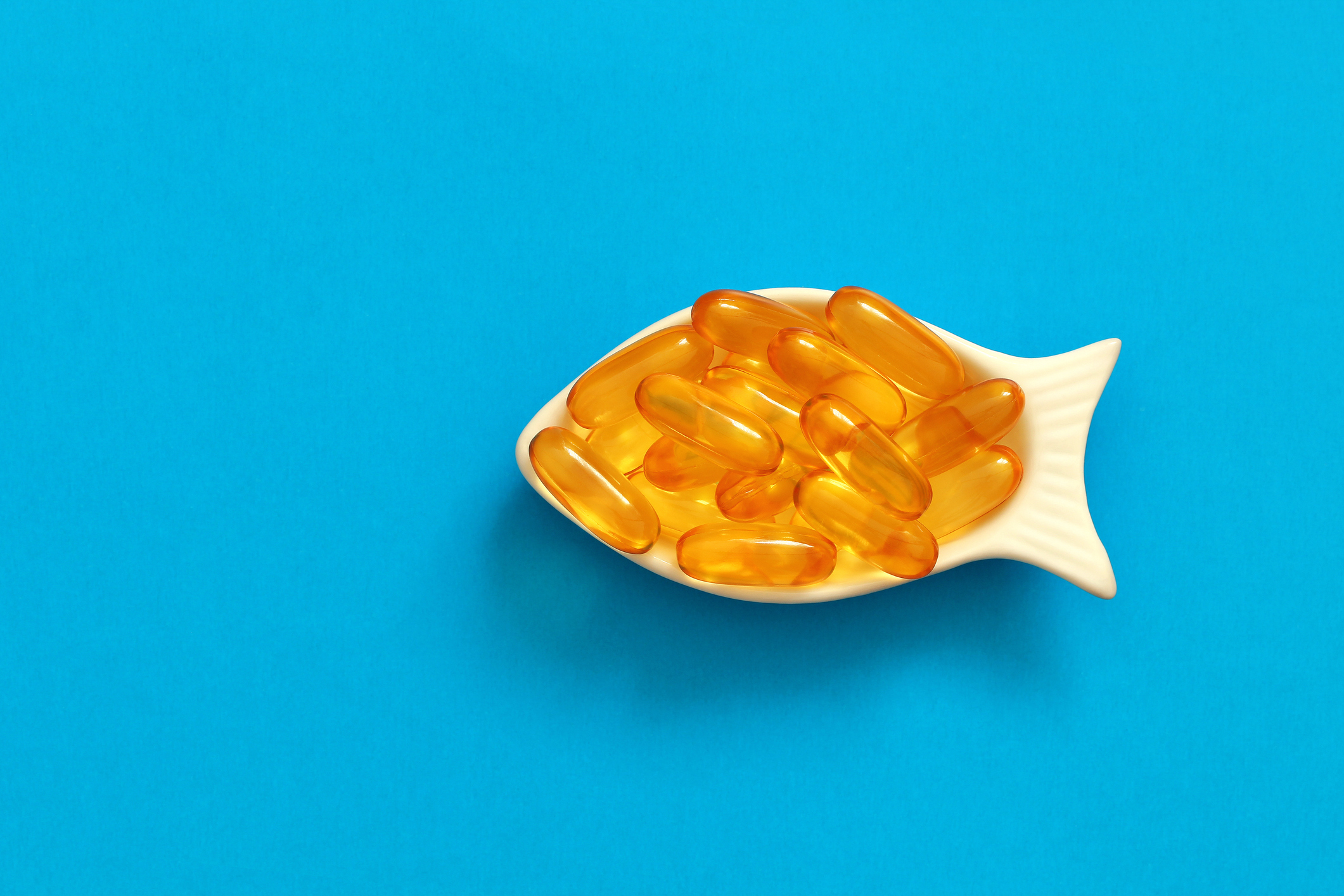 魚油雖提供Omega-3,但無法取代魚肉中的蛋白質、維他命與礦物質,最理想是每週吃魚兩次並搭配魚油補充。