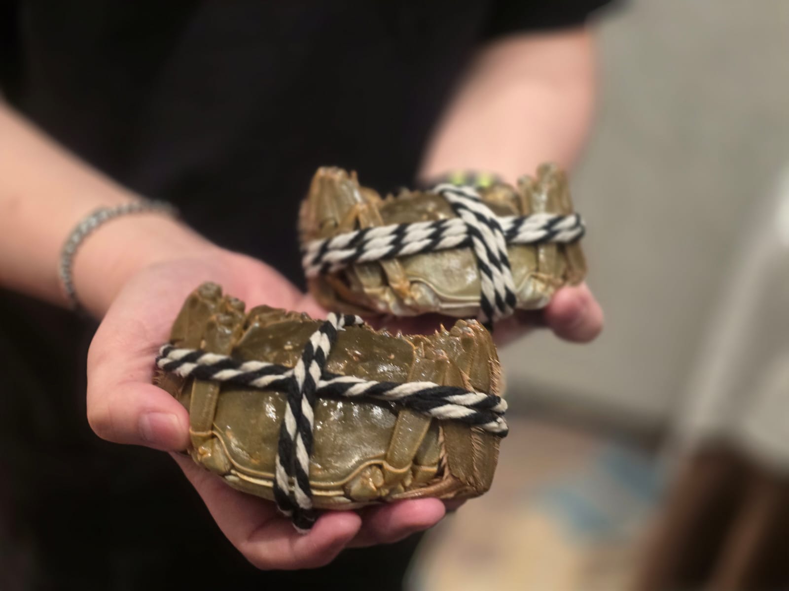 秋風起，又到了一年一度的大閘蟹季節。金黃的蟹膏、鮮甜的蟹肉，令人垂涎三尺。然而，大閘蟹並非人人皆宜。