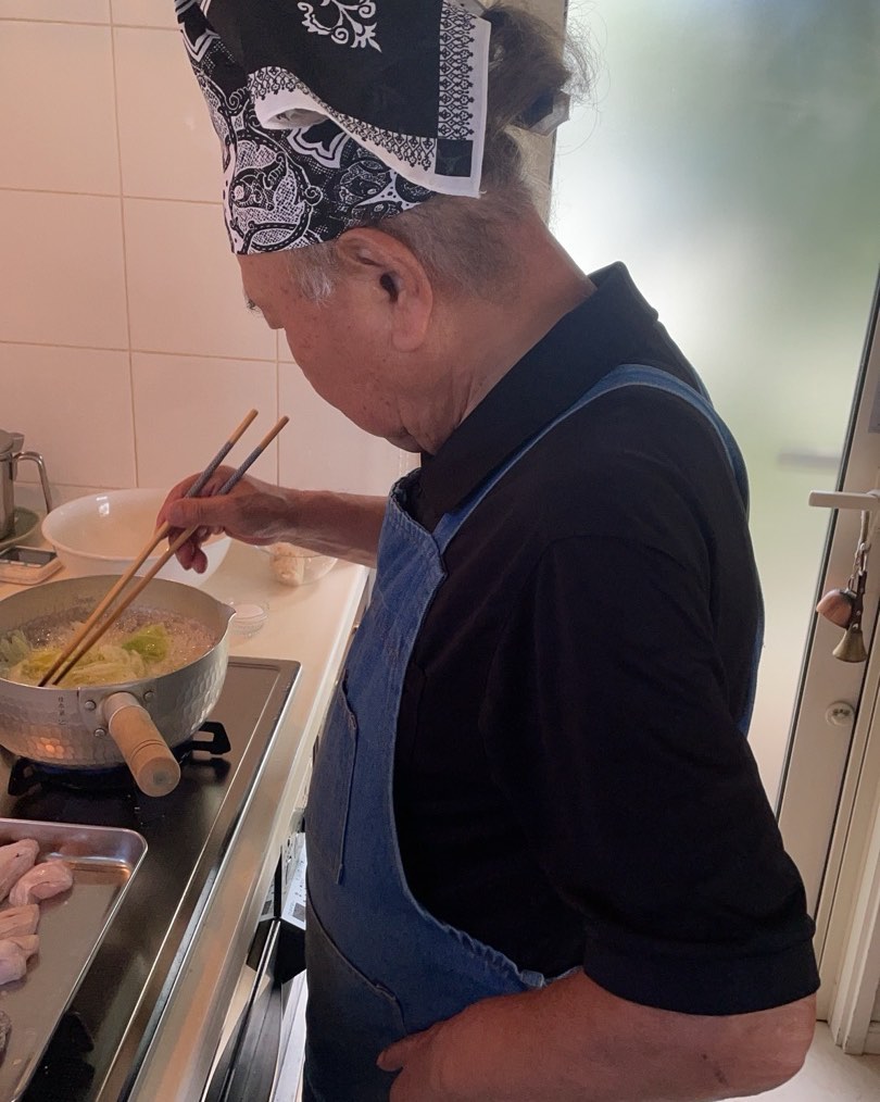 小林勝的餐盤符合流行的「211」概念：大量蔬菜搭配肉類，只吃少量白飯。此外，他有一個獨門減鹽祕訣：「料理完成後再加鹽」。