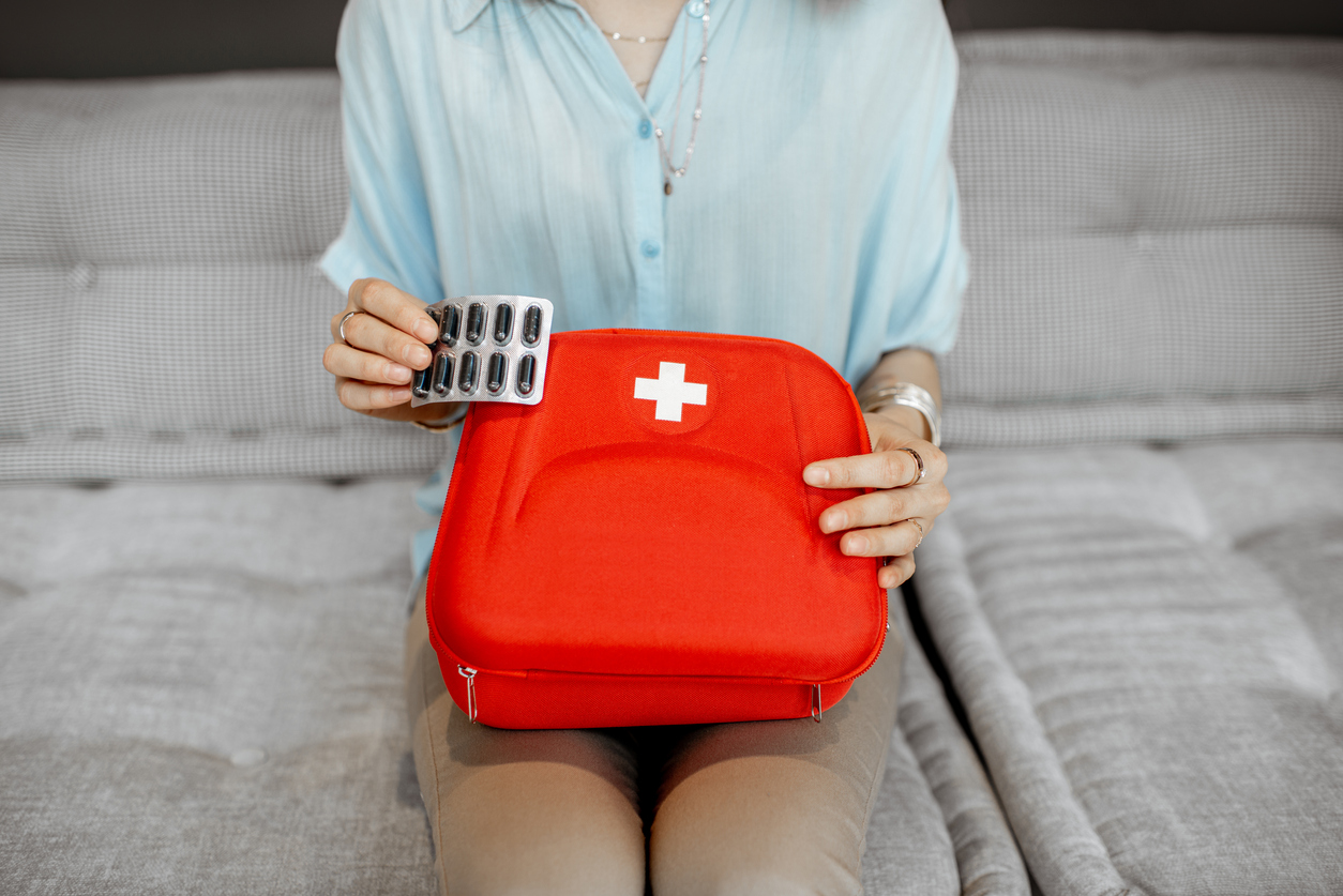 網民特別提醒,「走佬袋」應放在玄關或床頭切勿上鎖,並應在聽到火警鐘響起時即時準備逃生,不要等「確認起火」才走,全家應至少進行一次演習計算最快逃生時間。