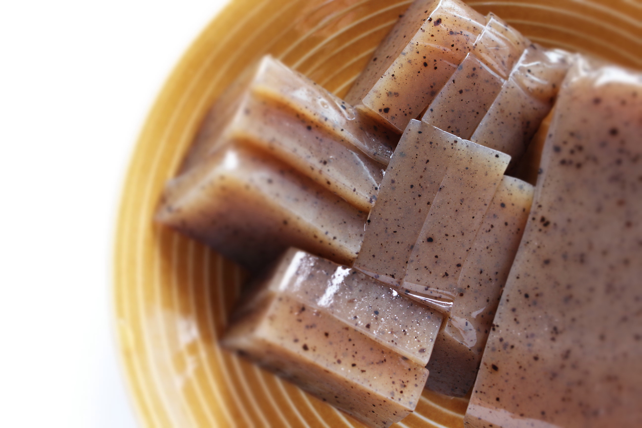 蒟蒻最大的特點是熱量極低，且纖維含量高，特別是可溶性纖維，能有效增加胃部飽足感。