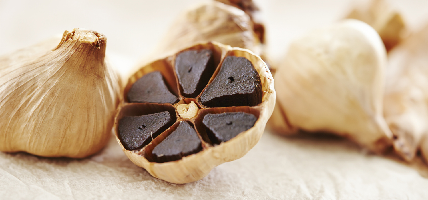 台灣遺傳優生科醫生張家銘近日便在其Facebook專頁發文,大力推薦一種「功能醫學食物」—— 黑蒜。他指出,黑蒜不僅味道溫和帶甜,更集合了護肝、抗疲勞、「補元氣」等多重好處。