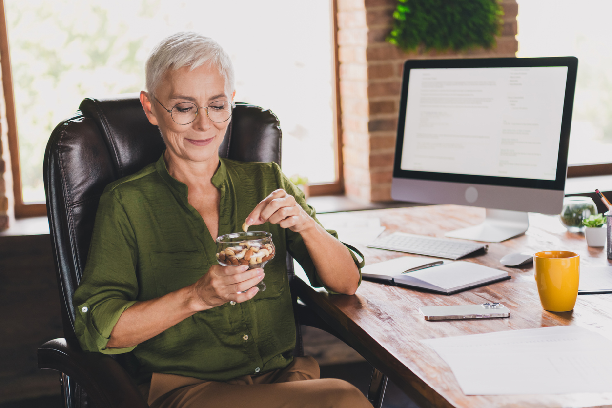 雷維元建議，每天只需攝取約 10 至 15 公克的份量即可獲得其益處。切記要選擇原味、無調味的堅果產品為佳。