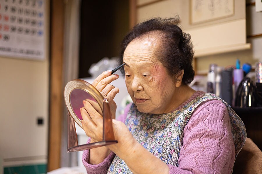 日本福島縣有一位102歲的婆婆堀野智子，她不僅榮獲健力士世界紀錄認證為「全球最高齡女性美容顧問」，儘管年事已高，至今仍堅持每日搭巴士上班，往返距離7公里的工作地點 。