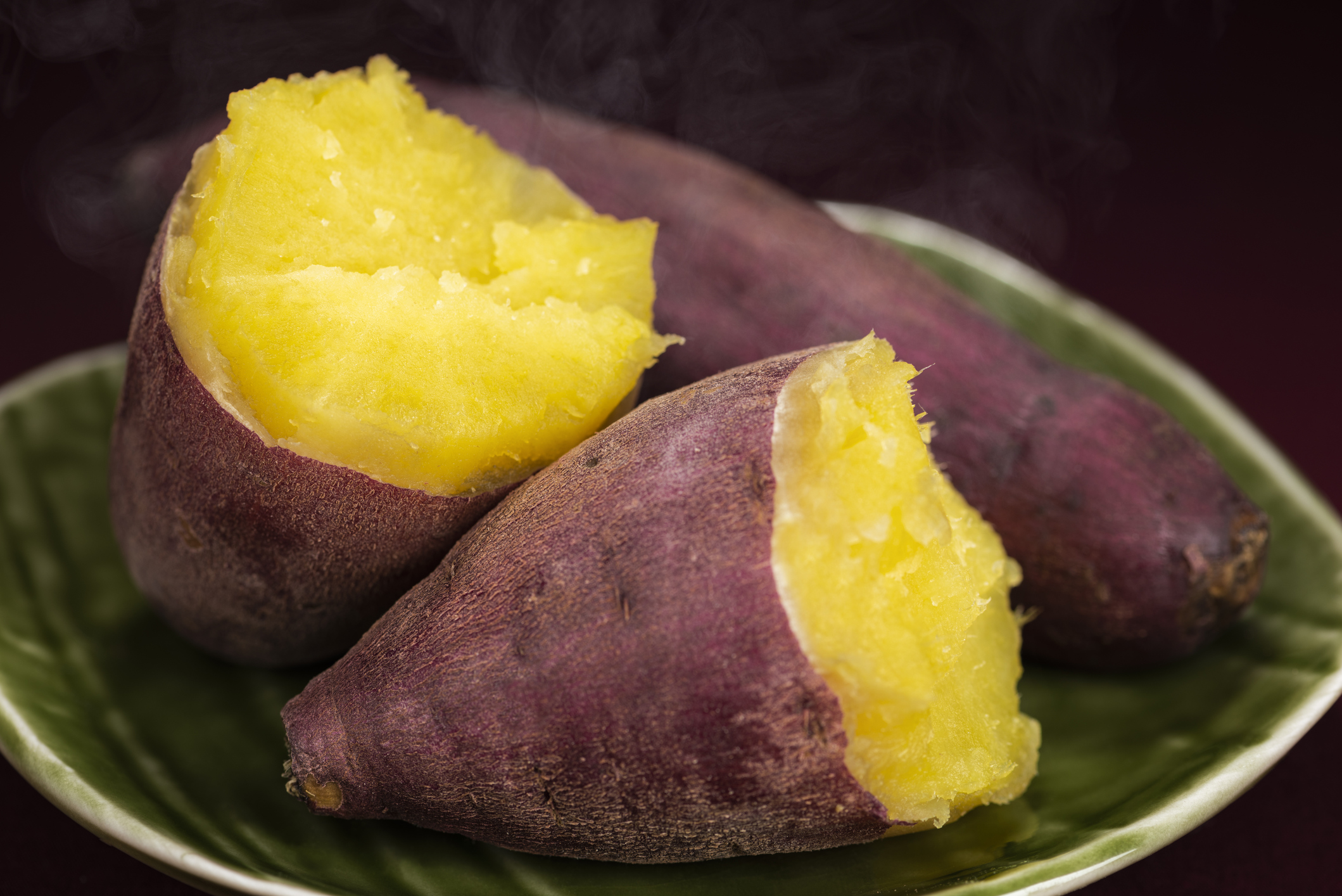 將蕃薯蒸熟後放入冰箱冷藏，澱粉結構會轉變為抗性澱粉。這種澱粉不易被小腸吸收，能延長飽足感並穩定血糖，有效防止脂肪堆積。