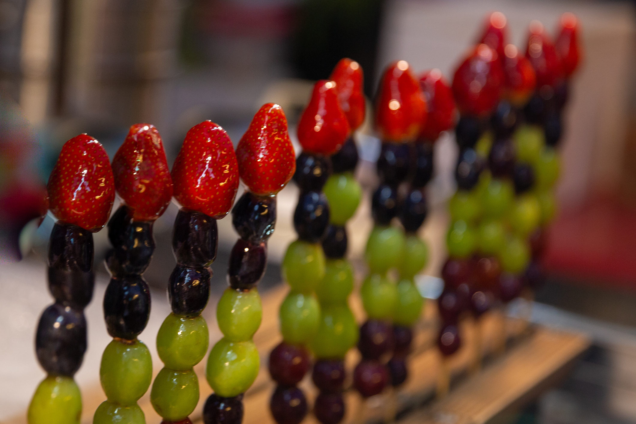 製作冰糖葫蘆最重要就是水果的選擇，切記選擇表面較乾爽的水果。