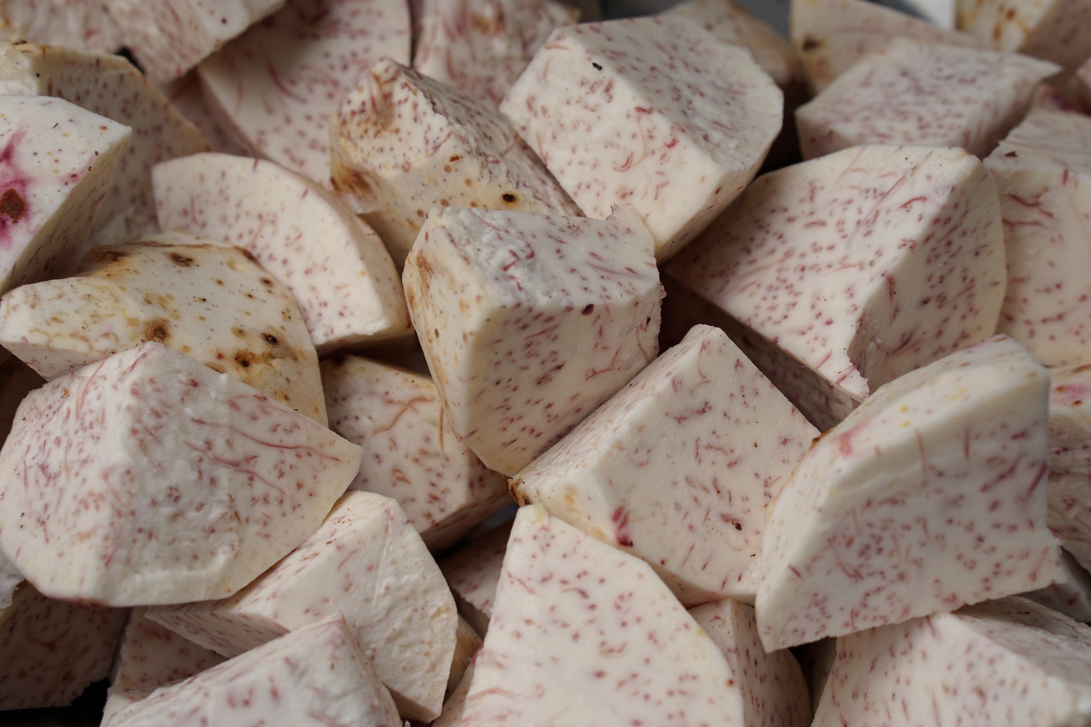 芋頭含有的草酸鈣結晶常讓人手癢難耐，因此在處理芋頭時，需特別注意。