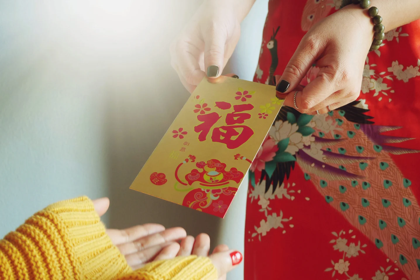 「擇利是」是指親友拜年帶禮物時，主人回送利是作答謝，象徵有來有往，金額約 HK$20–$100。