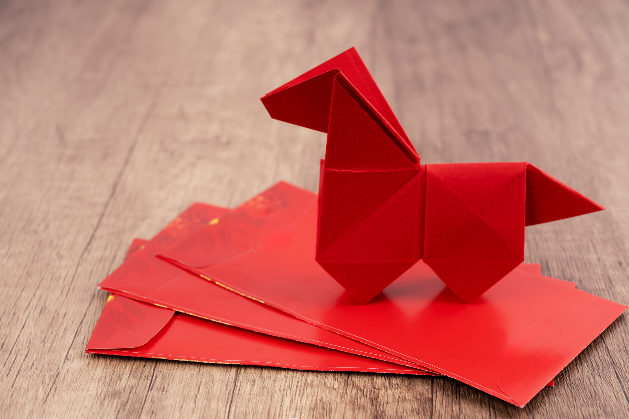 農曆新年派利是是家庭與職場間傳遞祝福與好運的習俗。