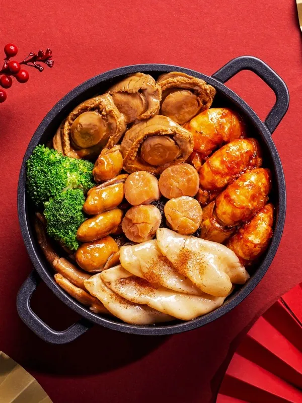 鮑魚花膠聚寶盆菜。