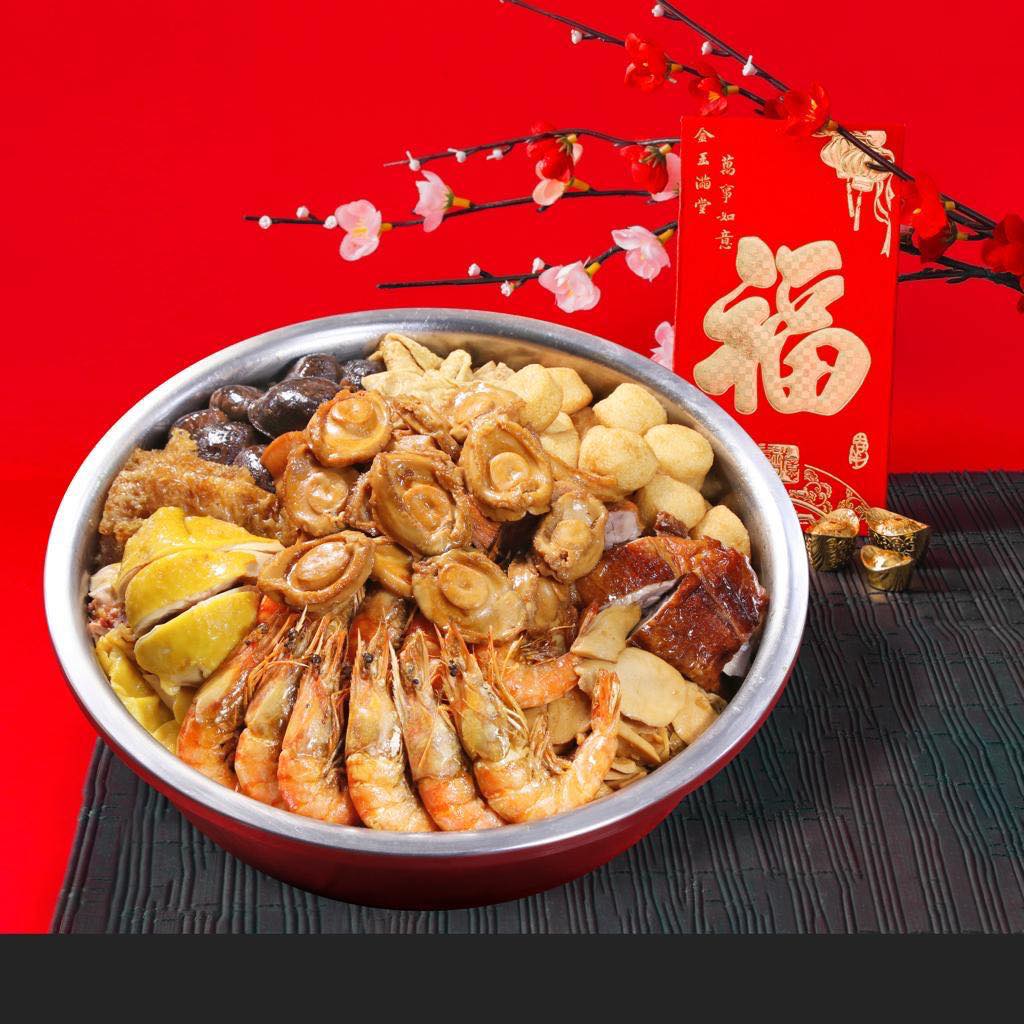 四季盆菜專門店推出正宗圍村風味的「極品金蠔花膠鮑魚盆菜」，層層堆疊海味與佳餚，適合家庭聚會共享團圓盛宴。