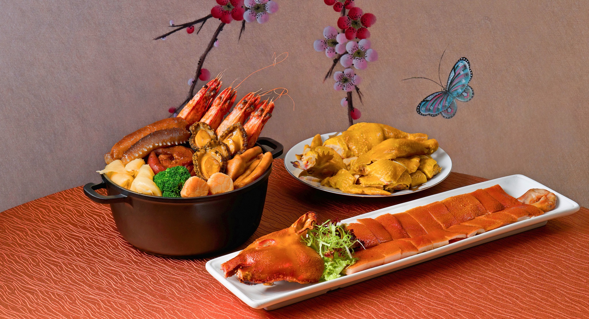 鮑魚刺參花膠筒盆菜 配 即燒乳（半隻）、純釀醬油浸農埸雞。