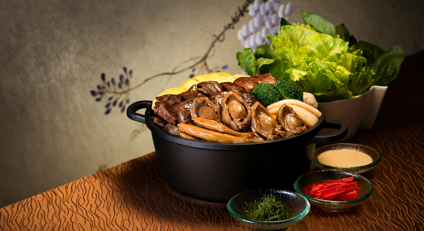 鮑魚羊腩鵝掌盆菜 配 純釀醬油浸農埸雞。