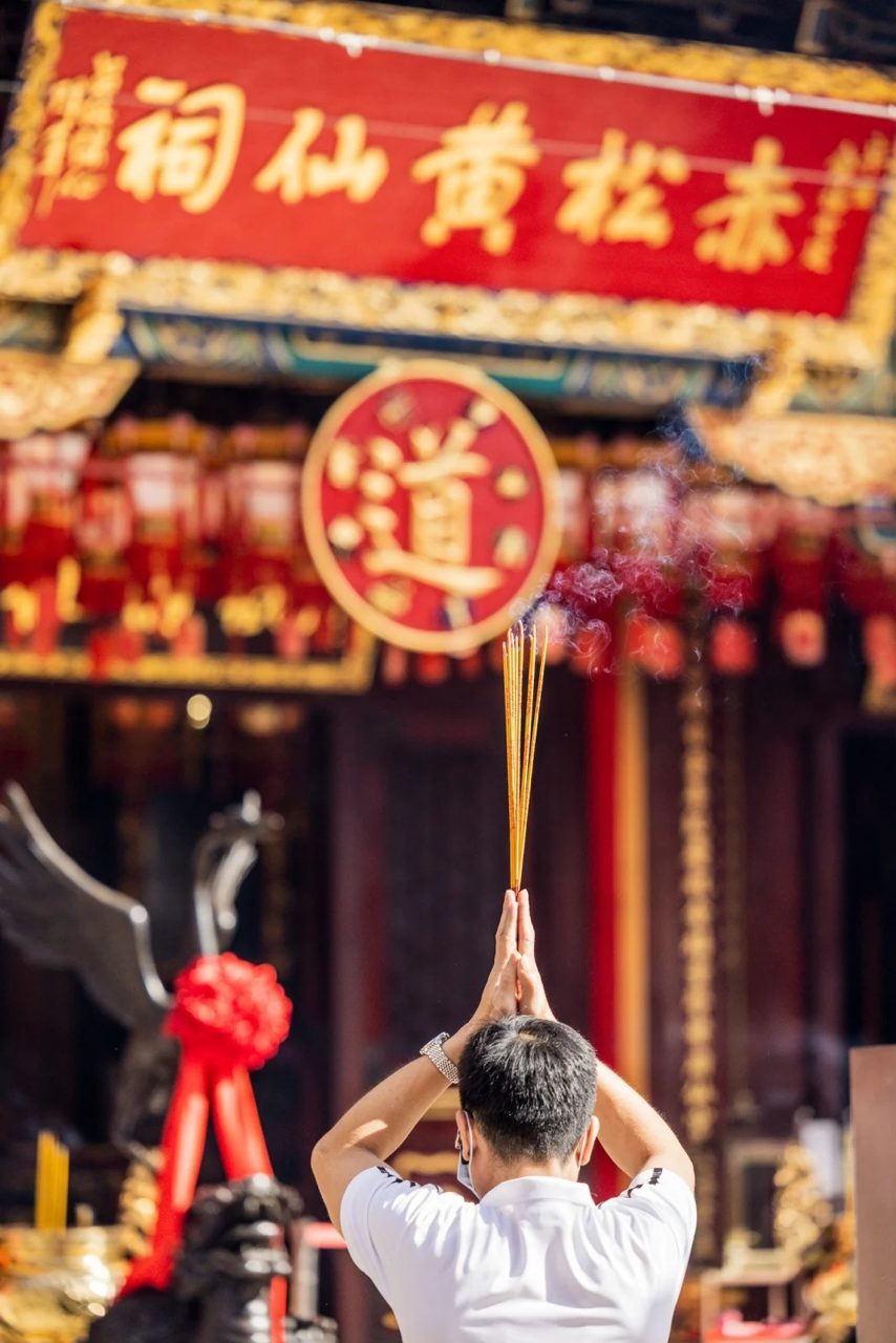 太歲是掌管年度運勢的神明，攝太歲則是在新年向值年太歲祈福，化解犯太歲帶來的波動、保平安。