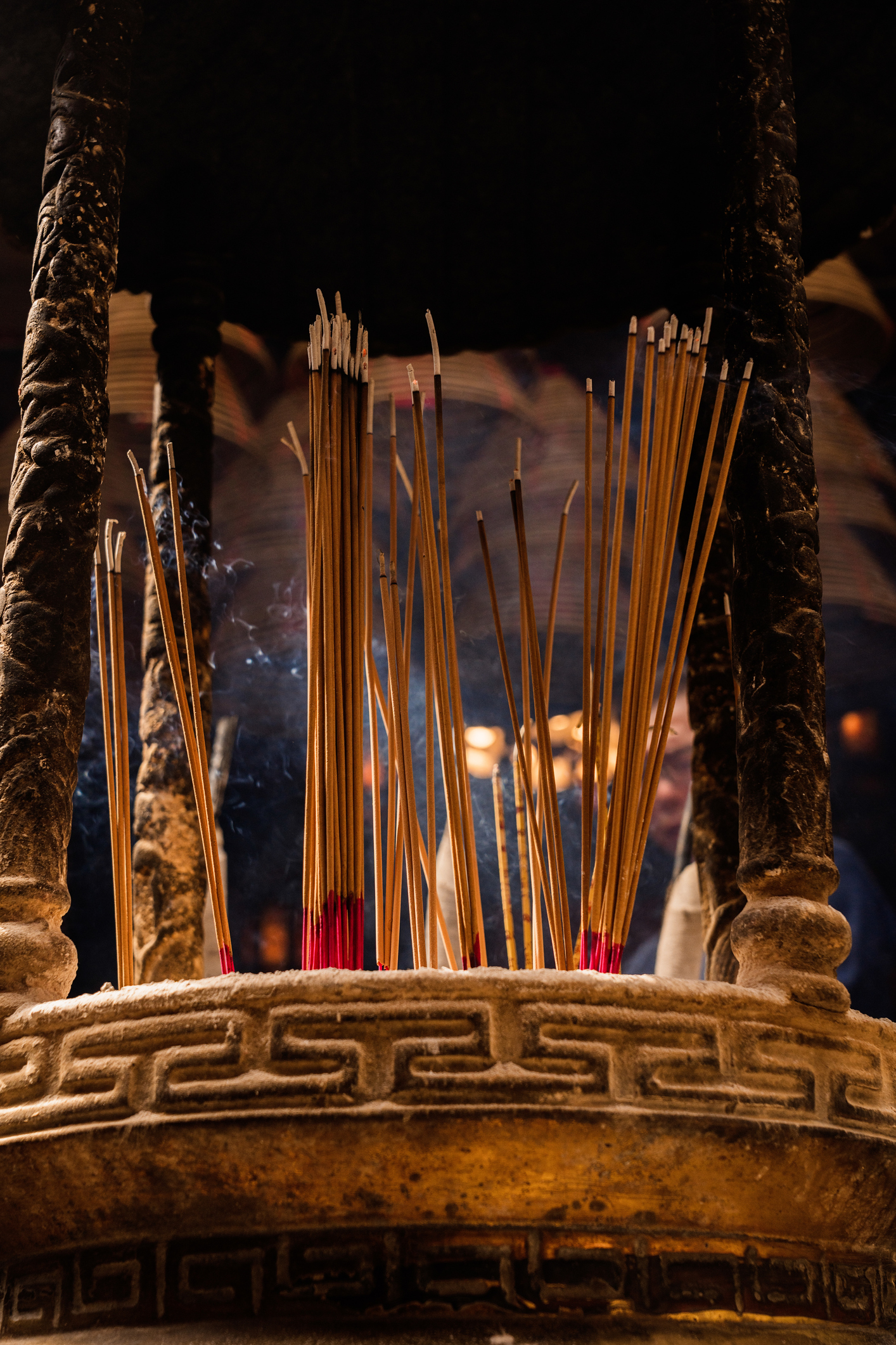 還神（還太歲）是在拜新一年太歲前，向上一年的太歲表達謝意、感恩庇佑，象徵過去一年圓滿，流程類似拜太歲但以感謝為主，最佳時間為冬至前，最遲不晚於立春前。