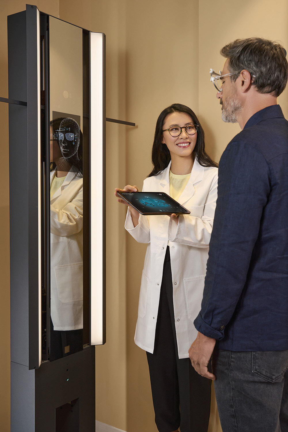 依視路的Visioffice利用3D立體量度系統，大幅降低了人為因素所造成的誤差，為高效、可靠的個人化量度奠定了基礎。