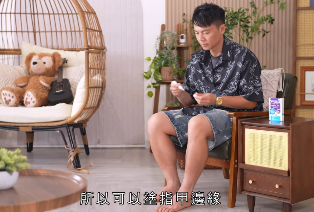 因踢足球後大汗淋漓,但未能及時更換潮濕悶熱的鞋襪,引致灰甲,其後指甲因真菌感染而出現變色及脆弱情況。