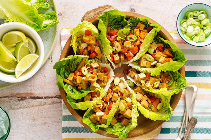 菜式:豆腐生菜包 (相片來源:世界癌症研究基金會) Sample recipe: Chinese tofu in lettuce wraps (photo credit: World Cancer Research Fund)