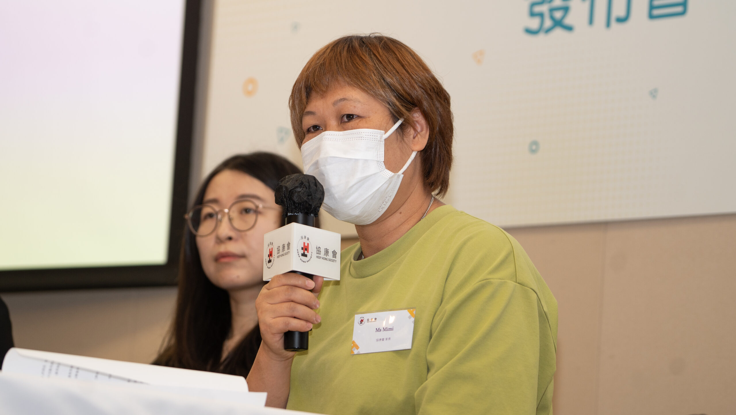 家長 Mimi 的自閉症兒子,曾出現撼頭、咬
手等行為宣洩情緒。