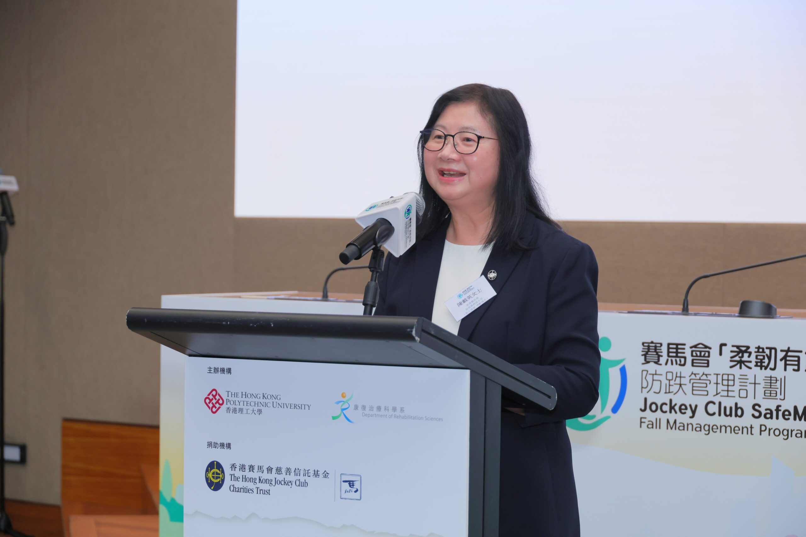 陳載英女士表示，香港賽馬會一向重視預防長者跌倒及骨折，是次撥捐逾1億1900萬元支持計劃，把科研實證轉化為創新的基層健康服務，貫徹馬會推動高效益公益慈善、建設更美好社會的宗旨。