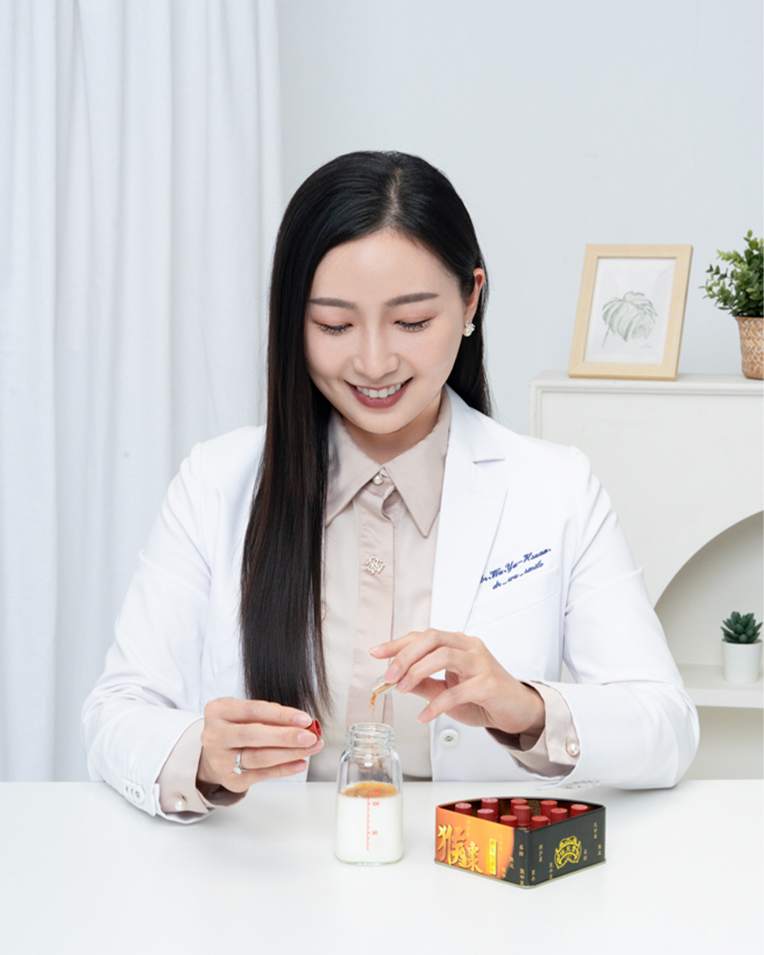 為了讓寶寶更好吞嚥，可以將猴棗散混入奶粉中沖泡